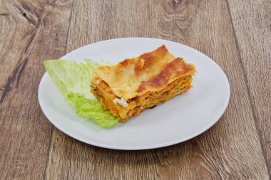 Lazanya kırmızı mercimek ve pırasa bir tablo ile