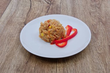 Bir tabloda sebzeli buğday risotto
