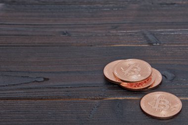 Bir tabloda bronz Bitcoins