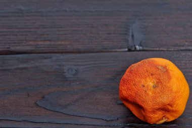 Bir tablo üzerinde kuru mandarin