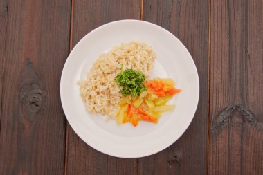 Kırmızı fasulye sosu bir tablo üzerinde yabani pirinç