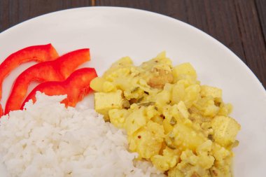 Karnabahar karışımı köri ve pilav ile