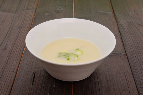 Bílá zeleninová polévka s česnekem — Stock fotografie