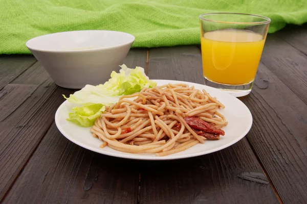 Spaghetti with nuts and dried tomatoes — Stock Photo, Image