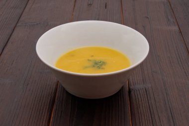 bir tabloda balkabağı çorbası