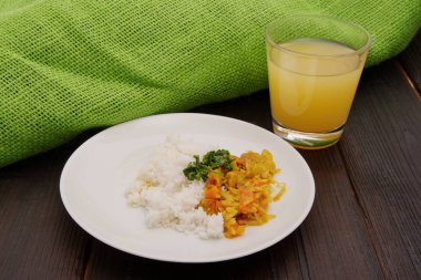 Lahana, tempeh ve pirinç ile kari