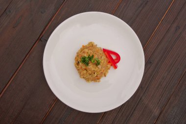 Bir tablo üzerinde sebze risotto