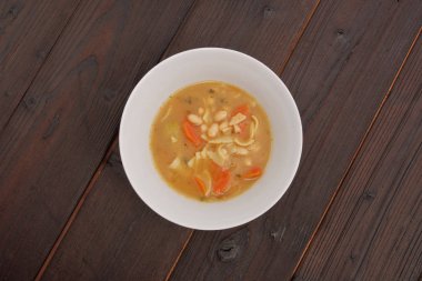 Fasulye çorbası bir arka plan üzerinde noodles ile