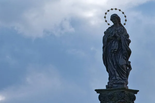 Statua del santo con sfondo nuvoloso — Foto Stock
