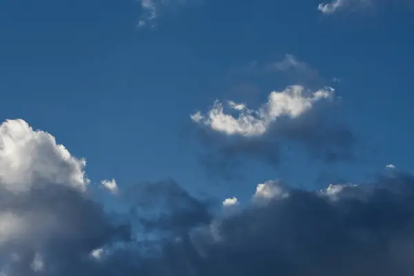 Der klare blaue Himmel und die weißen Wolken — Stockfoto