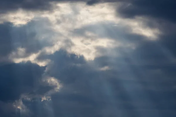 Mooie zonlicht ray en bewolkt in blauwe hemel — Stockfoto