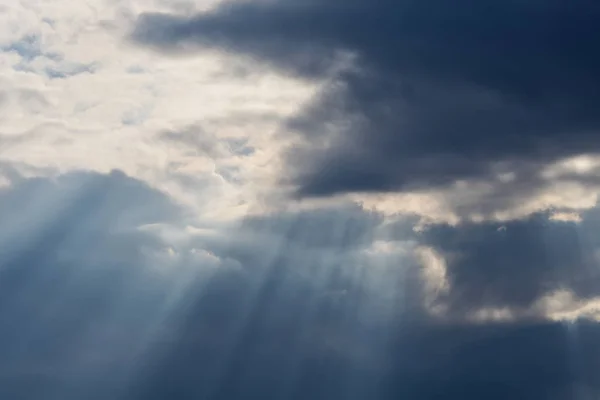 Луч солнца и облачность в голубом небе — стоковое фото
