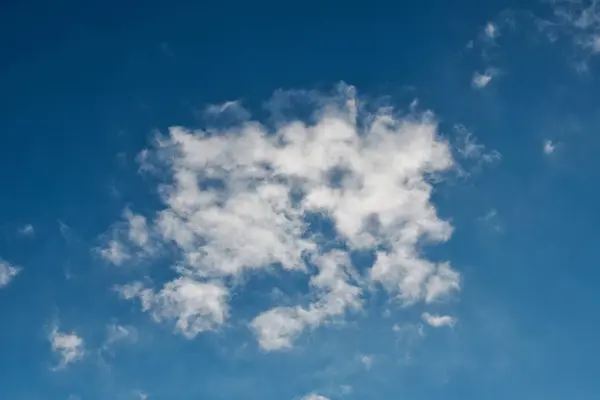 Schöne Wolken und blauer Himmel Hintergrund — Stockfoto