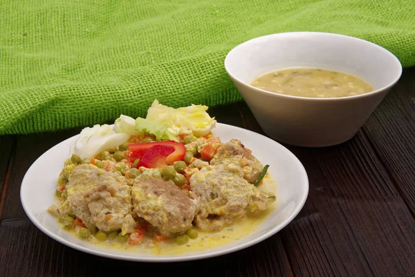 Verduras cocidas con albóndigas de avena sobre una mesa — Foto de Stock