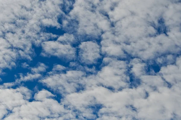 Schöne Wolken und blauer Himmel Hintergrund — Stockfoto