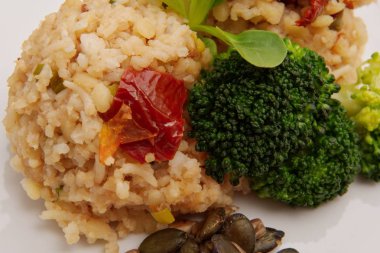 Bir tabloda sebzeli pirinç risotto