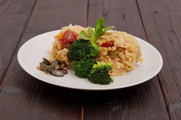 餐桌上的蔬菜米饭饭 — 图库照片