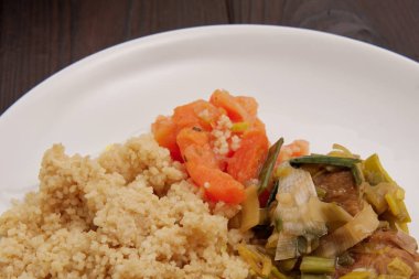 Kuskus bir tablo ile pırasa üzerinde buğday gluteni