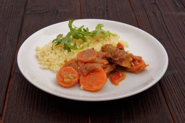 Tempe havuç ve bulgur bir tablo ile