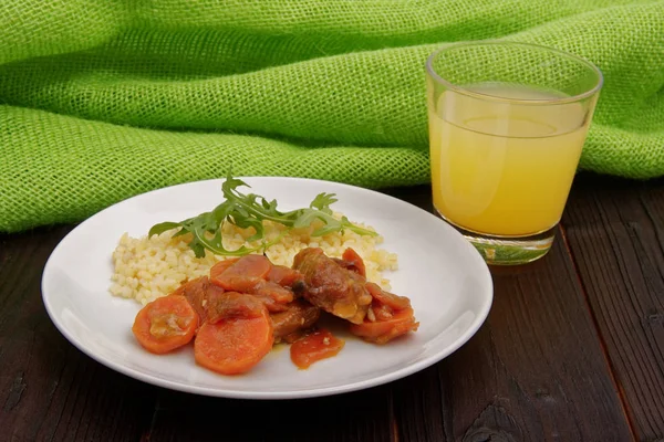 Tempeh with carrot and bulgur on a table — Stock Photo, Image