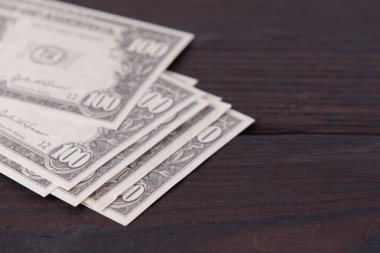 Doları Lirası ahşap bir masa üstünde