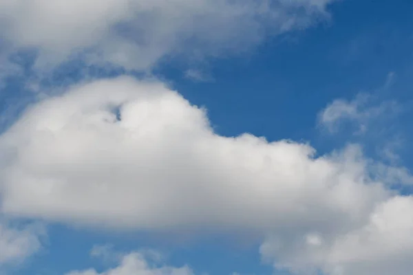 Bellissime nuvole e cielo blu — Foto Stock
