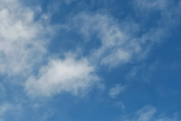 Όμορφα σύννεφα και γαλάζιο ουρανό — Φωτογραφία Αρχείου