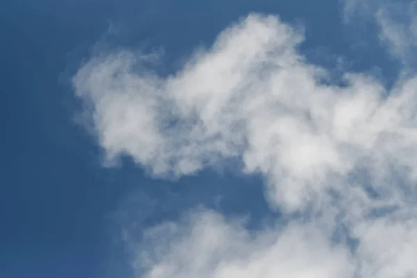 Bellissime nuvole e cielo blu — Foto Stock