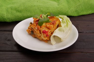 Lazanya bir masada karnabahar ile