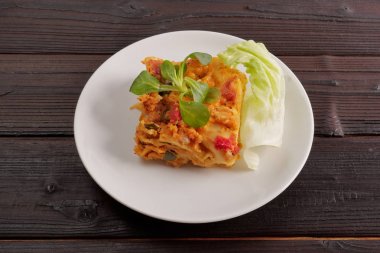 Lazanya bir masada karnabahar ile