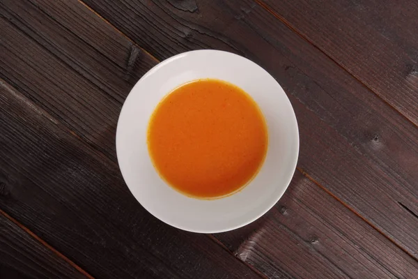 Тыквенный суп с помидорами на столе — стоковое фото