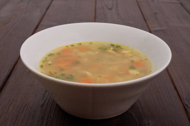 Bir tablo üzerinde sebze çorbası lezzetli ekmek