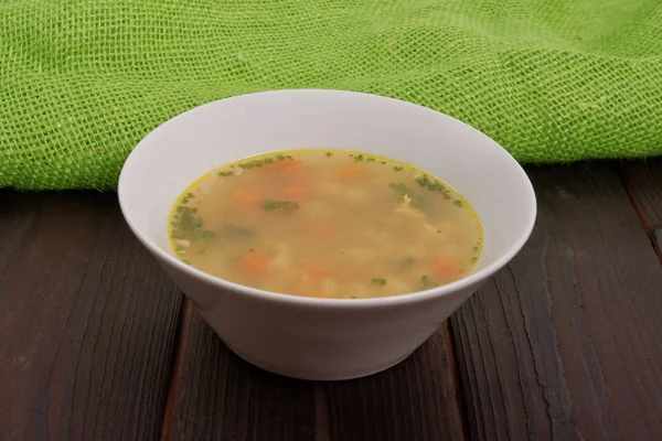 Sopa de pão saborosa com verduras em uma mesa — Fotografia de Stock