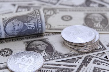 Doları banknot ve Bitcoins ahşap bir masa üzerinde