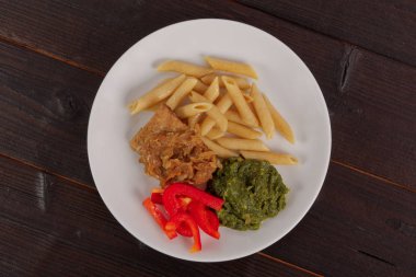 Tempe ıspanak ve makarna üzerine bir tablo ile