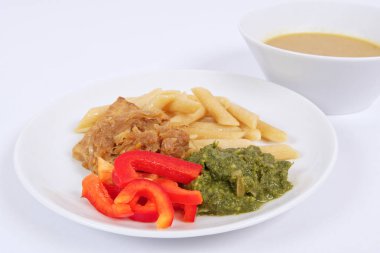 Tempe ıspanak ve makarna üzerine bir beyaz ile