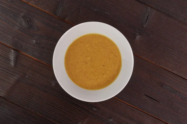 Sopa de caril de salsa em uma mesa — Fotografia de Stock