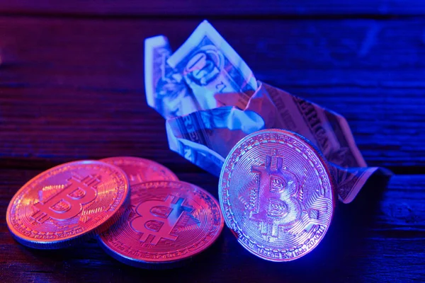 Долар банкноти та Bitcoins на дерев'яний стіл — стокове фото