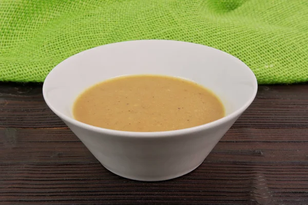 Sopa de caril de salsa em uma mesa — Fotografia de Stock