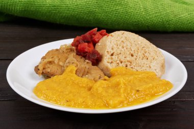 Seitan ve köfte bir tablo ile sos