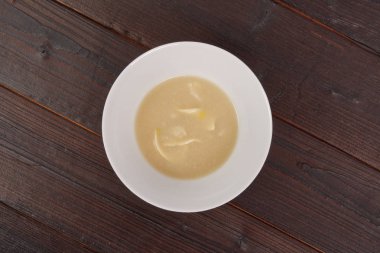 Karnabahar çorbası erişte bir tablo ile