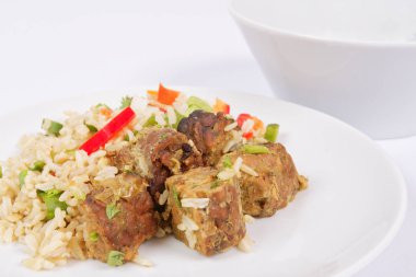 Kişniş ve bir beyaz pirinç Tay Tempe