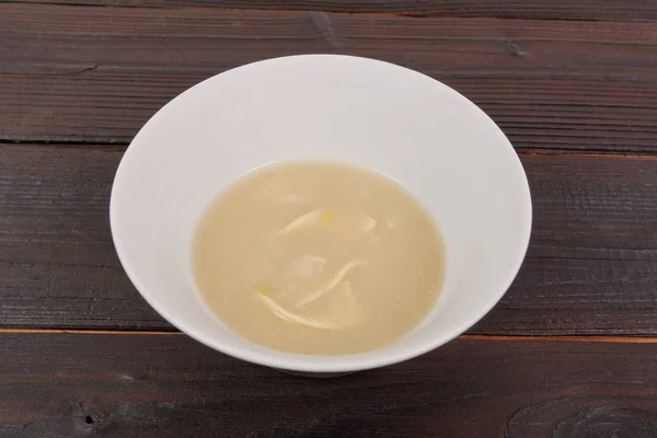 Sopa de couve-flor com macarrão em uma mesa — Fotografia de Stock