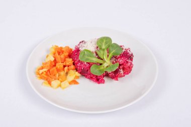 Bir beyaz üzerine kırmızı pancar risotto