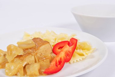 Tofu sebze ve makarna üzerine beyaz