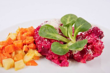 Bir beyaz üzerine kırmızı pancar risotto