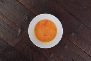 Fasulye çorbası millets ve sebze bir tablo ile