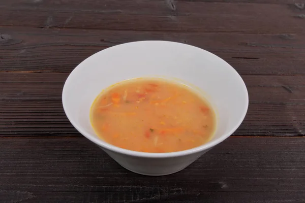 Фасолевый суп с просо и овощами на столе — стоковое фото