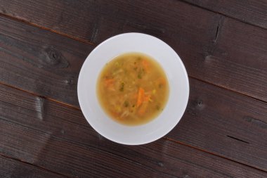 Bir tabloda lezzetli miso sebze çorbası