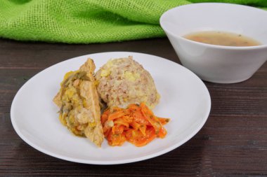 Tempe pırasa ve mash bir tablo ile